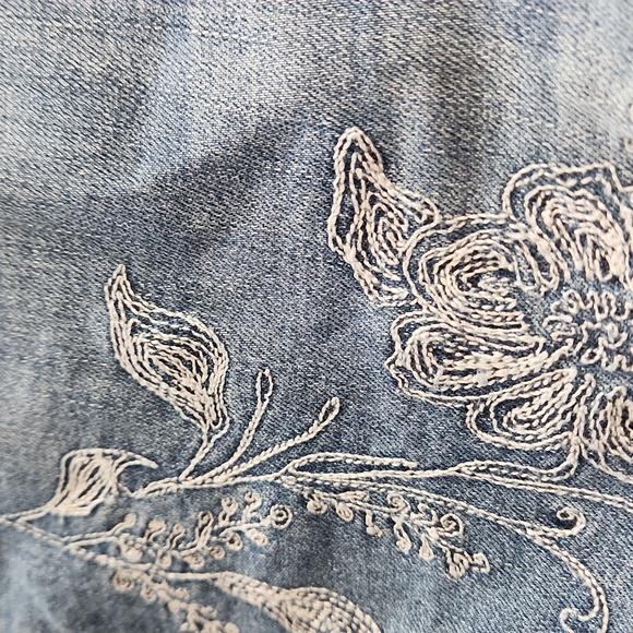 Lane Bryant Distressed Blue Cropped Flower Embroidered Detail Denim Sz 20 - Picture 15 of 16